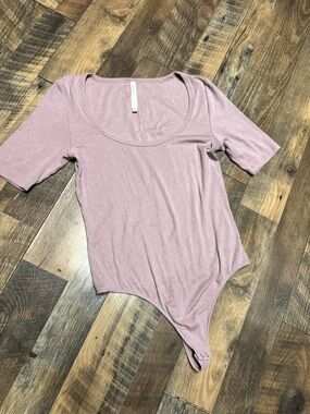 Aritzia Babaton - Women's Scoop Neck Bodysuit - Dusty Rose